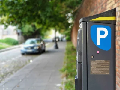 Parkgebühren- und Parkanzeigeautomaten, gebührenpflichtige Parkuhren, gebührenpflichtiges Parksystem